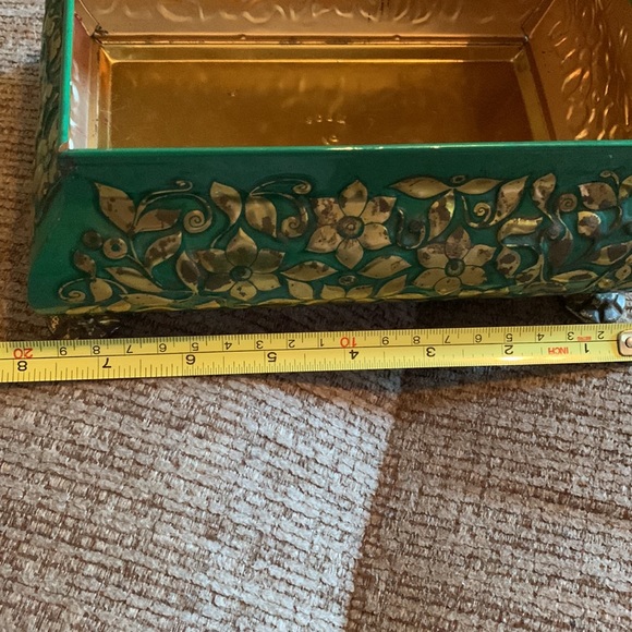 Rare Western Germany embossed, painted green, gold tin w feet and removable lid - Picture 9 of 12